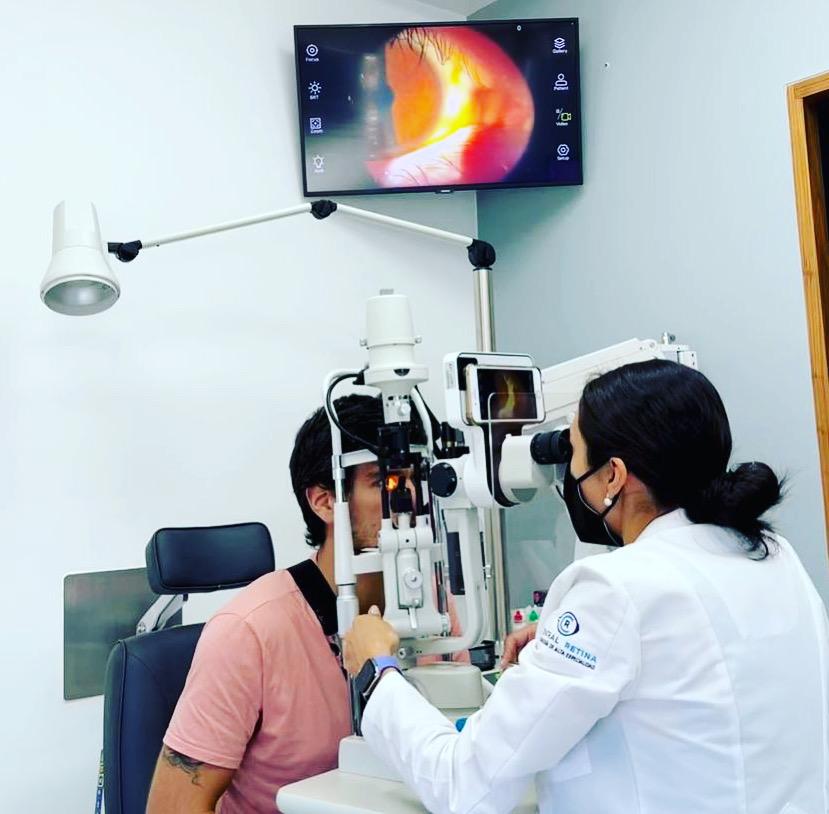 Dra. Jazmin Salas Oftalmóloga en Querétaro realizando estudio del ojo de un niño