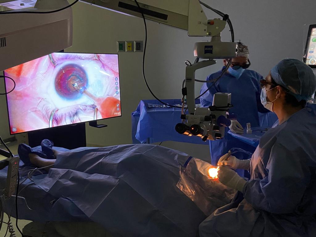 Oftalmólogos en querétaro realizando cirugía de ojo en quirófano