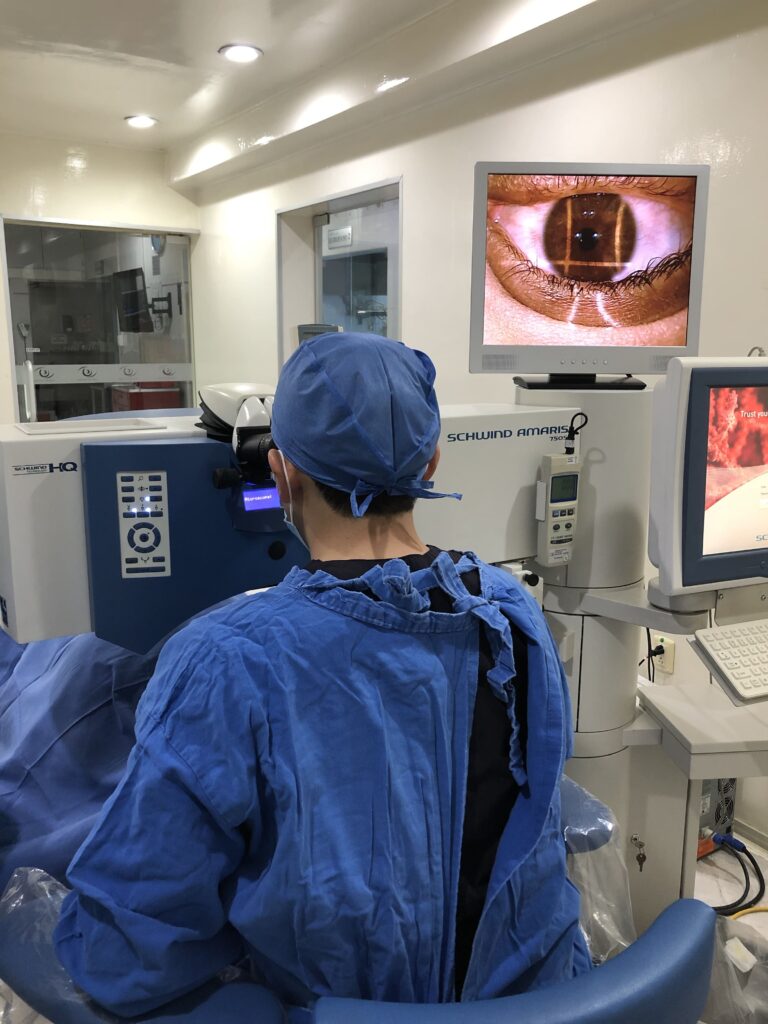 Oftalmólogo en querétaro realizando cirugía refractiva láser